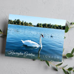 Foto Kensignton Gardens The Royal Park LONDON Vere Postkarte<br><div class="desc">Schöner weißer Schwan im runden Teich in Kensington Gardens Royal Park London UK - Fotografie Postcard - September 2019 - Foto von Anka</div>