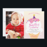 FOTO KIDS PARTY INVITE Retro-Eis Kegel pink Einladung<br><div class="desc">von kat massard >>> www.simplysweetPAPERIE.com << Original Illustration von mir!!! Ein super niedliches, aber stilvolles Icream-Design für den Geburtstag Ihres Kindes. Wow Ihre Freunde und Familie mit dieser kleinen Zahl .D Setup als Vorlage ist es einfach für Sie, Ihre eigenen Details hinzuzufügen, oder drücken Sie die Schaltfläche Anpassen und Sie...</div>