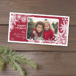 Foto - Lass es schneit! Red White Snowflakes Feiertagskarte<br><div class="desc">Passen Sie dies mit einem horizontalen/landschaftlichen Foto,  Ihrem Familiennamen und dem aktuellen Jahr an.</div>