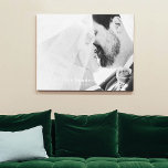 Foto-Leinwände für einfache Benutzerdefiniert Leinwanddruck<br><div class="desc">Dieser elegante Leinenprint weist einen eigenen Familiennamen in einem klassischen,  aber modernen Text auf und enthält ein Detail aus dem Jahr,  in dem Ihre Familie gegründet wurde. Ihr Lieblings-Foto füllt den Hintergrund. Es ist ein idealer Ort für einen Urlaub in der Familie oder zu zweit.</div>