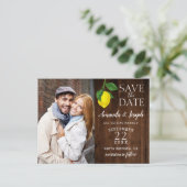 Foto Lemon Rustikales Holz Save the Date | Ankündigungspostkarte (Stehend Vorderseite)