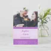 Foto Lilie Stil lila Hochzeitseinladung Einladung (Stehend Vorderseite)