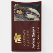 Foto Maroon Gold Glückwunsch Graduate Name | Schul Banner (Vertikal)