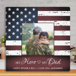 Foto "Mein Vater, Militärväter, mein Held" Fotoplatte<br><div class="desc">"Mein Held ❤️ mein Vater"! Überraschen Sie Ihre Lieblingsarmee oder militärischen Papa mit dieser super personalisierten Army Papa Foto Plakette an diesem Tag Väter. Personalisieren Sie mit Ihrem bevorzugten Foto, Ihrer Nachricht und Ihrem Namen. Dieses Tagegeschenk für die Väter der Armee wird von allen Söhnen und Töchtern der Militärarmee, Militärfamilien...</div>