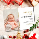 Foto Merrier Little Christmas Birth Ankündigung<br><div class="desc">Mit dieser eleganten,  modernen Urlaubskarte können Sie die Freude an einer Weihnachtsgeburt erleben. Personalisieren Sie die Vorderseite mit Ihrem speziellen Foto,  Babynamen und Geburtsdaten und Urlaubsnachrichten. Auf der Rückseite sind hübsch fallende Schneeflocken mit Frosthintergrund zu sehen. Entwickelt von Thisisnotme©</div>