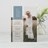 Foto Minimalistisch Blue Boy Hallo Baby Dusche Einladung (Stehend Vorderseite)