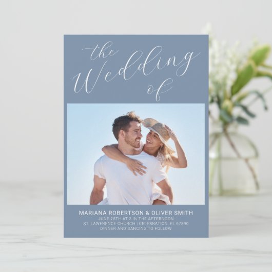 Foto Minimalistisch Dusty Blue Script Wedding Einladung (Stehend Vorderseite)
