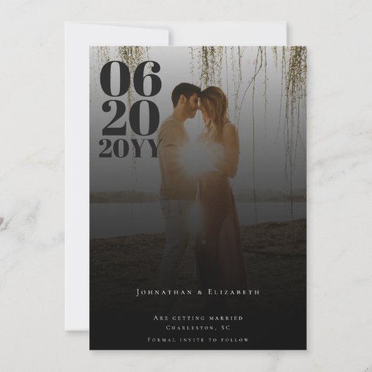 Foto Minimalistischer schwarzer Fetttyp Save The Date (Rückseite)