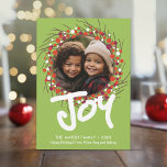 Foto mit Bauernhof Berry Wreath - Joy Red Green Feiertagskarte<br><div class="desc">Ein modernes Design mit einem Weihnachtskranz und Gruß. Die flache Kunst des zeichnend Heilige Beeren und Trigkranzes hebt das lustige Foto und den Weihnachtsgruß hervor.</div>