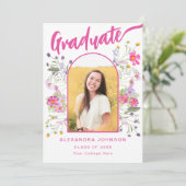 Foto mit Blumenabschluss - Pink-Script-Graduierung Einladung (Stehend Vorderseite)