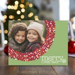 Foto mit dem Weihnachtsrahmen von Red Berry Feiertagspostkarte<br><div class="desc">Ein Bauerngrün mit einem Beerenkranz als Foto. Ein modernes Skript wird für die Happy Holidays verwendet. Ein Weihnachtsgrüßen - Mögen Ihre Tage fröhlich und hell sein - auf der Postkartenseite mit einem Bereich für Familiensignatur und Gruß enthalten.</div>