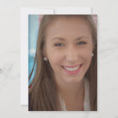 Foto mit der Red Black Graduation Cap Party Einladung (Rückseite)