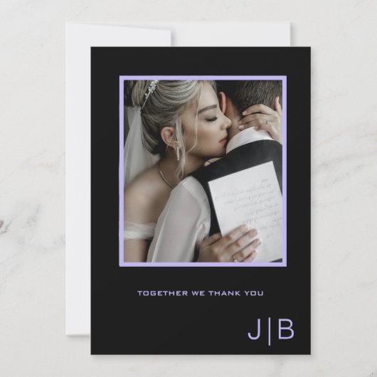 Foto mit einfachem Skript, schwarz und lavender, M Dankeskarte (Vorderseite)