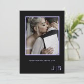 Foto mit einfachem Skript, schwarz und lavender, M Dankeskarte (Stehend Vorderseite)