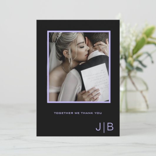 Foto mit einfachem Skript, schwarz und lavender, M Dankeskarte (Stehend Vorderseite)