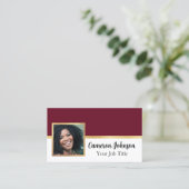 Foto mit elegantem Script und Gold auf Burgund Visitenkarte (Stehend Vorderseite)