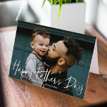 Foto mit handgeschriebenem White Script Karte<br><div class="desc">Die Tageskarte des modernen Vaters mit dem "Happy Father's Day" in einem weißen,  handgeschriebenen Drehbuch,  auf dem das Foto auf der Vorderseite steht. Personalisieren Sie die Vorderseite,  indem Sie Ihren Namen hinzufügen. Die Innenseite der Karte bietet Platz für Ihre getippte oder handgeschriebene Nachricht.</div>