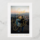 Foto mit lässigen Buchstaben Save the Date Gold Folieneinladung (Vorderseite)