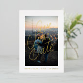 Foto mit lässigen Buchstaben Save the Date Gold Folieneinladung (Stehend vorne)