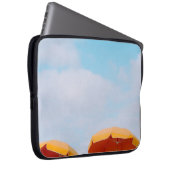 Foto mit Liegestühlen und Sonnenschirm Laptopschutzhülle (Vorne Rechts)