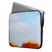 Foto mit Liegestühlen und Sonnenschirm Laptopschutzhülle (Vorderseite Links)
