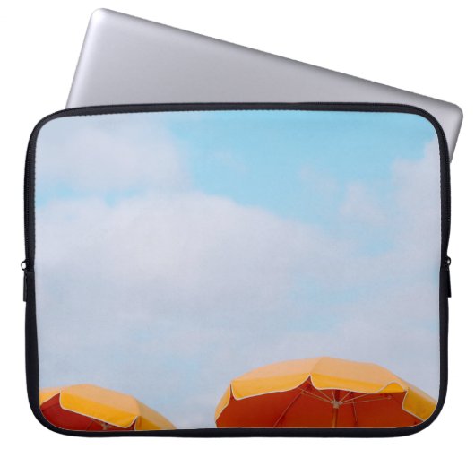 Foto mit Liegestühlen und Sonnenschirm Laptopschutzhülle (Vorderseite)