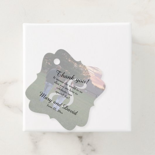 Foto mit Monogram Wedding Geschenkanhänger (Beispiel)