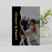 Foto mit seitlicher Wave Black & White Monogram Folieneinladung (Stehend vorne)