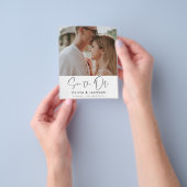 Foto mit weißem Save the Date Flyer (Gruppe)