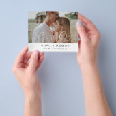 Foto mit weißem Save the Date Flyer (Gruppe)