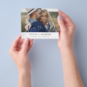 Foto mit weißem Save the Date Flyer (Gruppe)