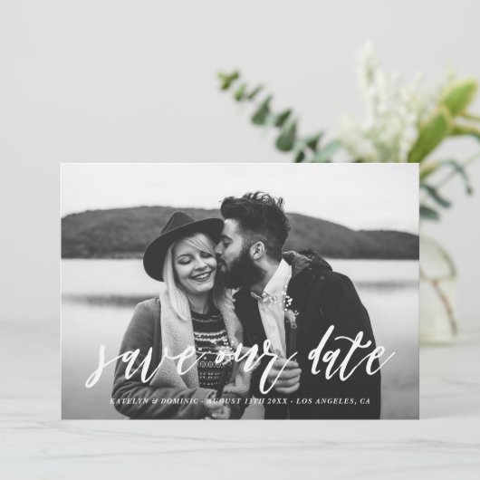 Foto mit White Hand Letters Save the Date (Stehend Vorderseite)