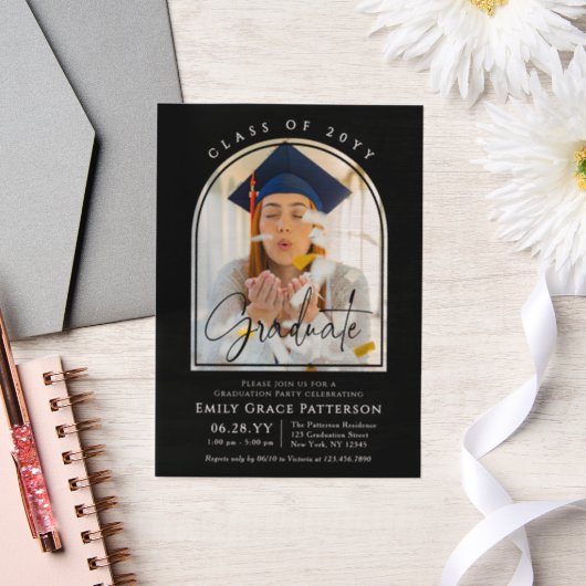 Foto Modern Arch Graduate Script Graduate Party Pergament Einladungen (Hochzeit)