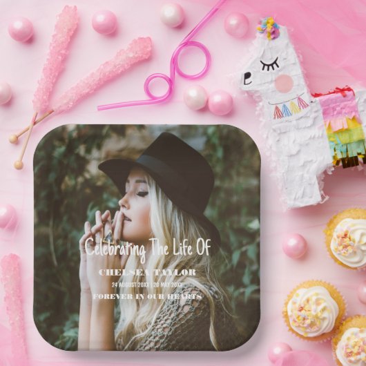 Foto Moderne Beerdigungsfeier zum Gedenken an das Pappteller (Party)