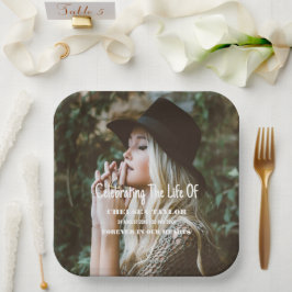 Foto Moderne Beerdigungsfeier zum Gedenken an das  Pappteller