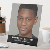 Foto Moderne Gedenkstätte Schwarz-weißer Name und Sockelschild (In Situ)