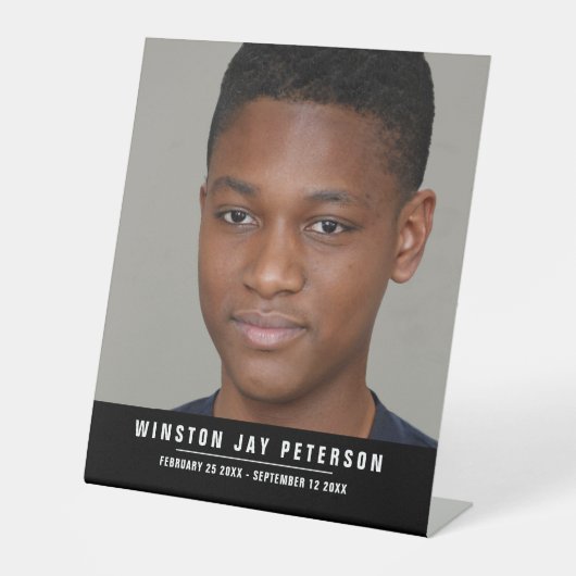 Foto Moderne Gedenkstätte Schwarz-weißer Name und Sockelschild (Vorderseite)