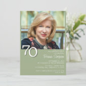 Foto Moderne Minimalistische Szene Grün 70. Geburt Einladung (Stehend Vorderseite)