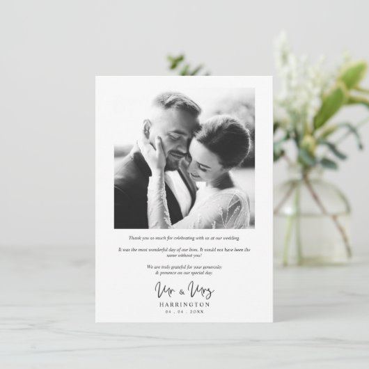 Foto Moderne Typografie MR & MRS. Wedding Bouquet Dankeskarte (Stehend Vorderseite)