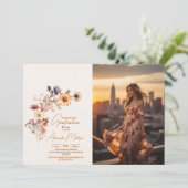 Foto Moderne Wildblume Abschluss Einladung (Stehend Vorderseite)