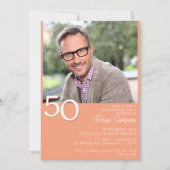 Foto Moderner Minimalistischer Pfirsich 50. Geburt Einladung (Vorderseite)