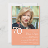 Foto Moderner Minimalistischer Pfirsich 70. Geburt Einladung (Vorderseite)
