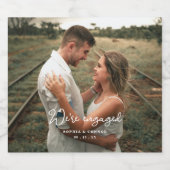 Foto Modernes Drehbuch Wir sind Verlobte Engagemen Schaumweinetikett (Einzelnes Label)