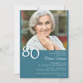 Foto Modernes Minimalistisches Aquamarin 80. Gebur Einladung (Vorderseite)