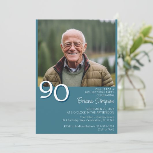 Foto Modernes Minimalistisches Aquamarin 90. Gebur Einladung (Stehend Vorderseite)