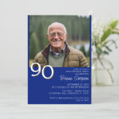 Foto Modernes Minimalistisches Royal Blue 90. Gebu Einladung (Stehend Vorderseite)