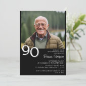 Foto Modernes Minimalistisches Schwarz 90. Geburts Einladung (Stehend Vorderseite)