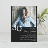 Foto Modernes Minimalistisches Schwarzes 30. Gebur Einladung (Stehend Vorderseite)