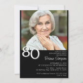 Foto Modernes Minimalistisches Schwarzes 80. Gebur Einladung (Vorderseite)