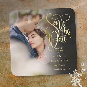 Foto Modernes Save the Date Elegantes Gold Script Rechteckiger Pappuntersetzer
